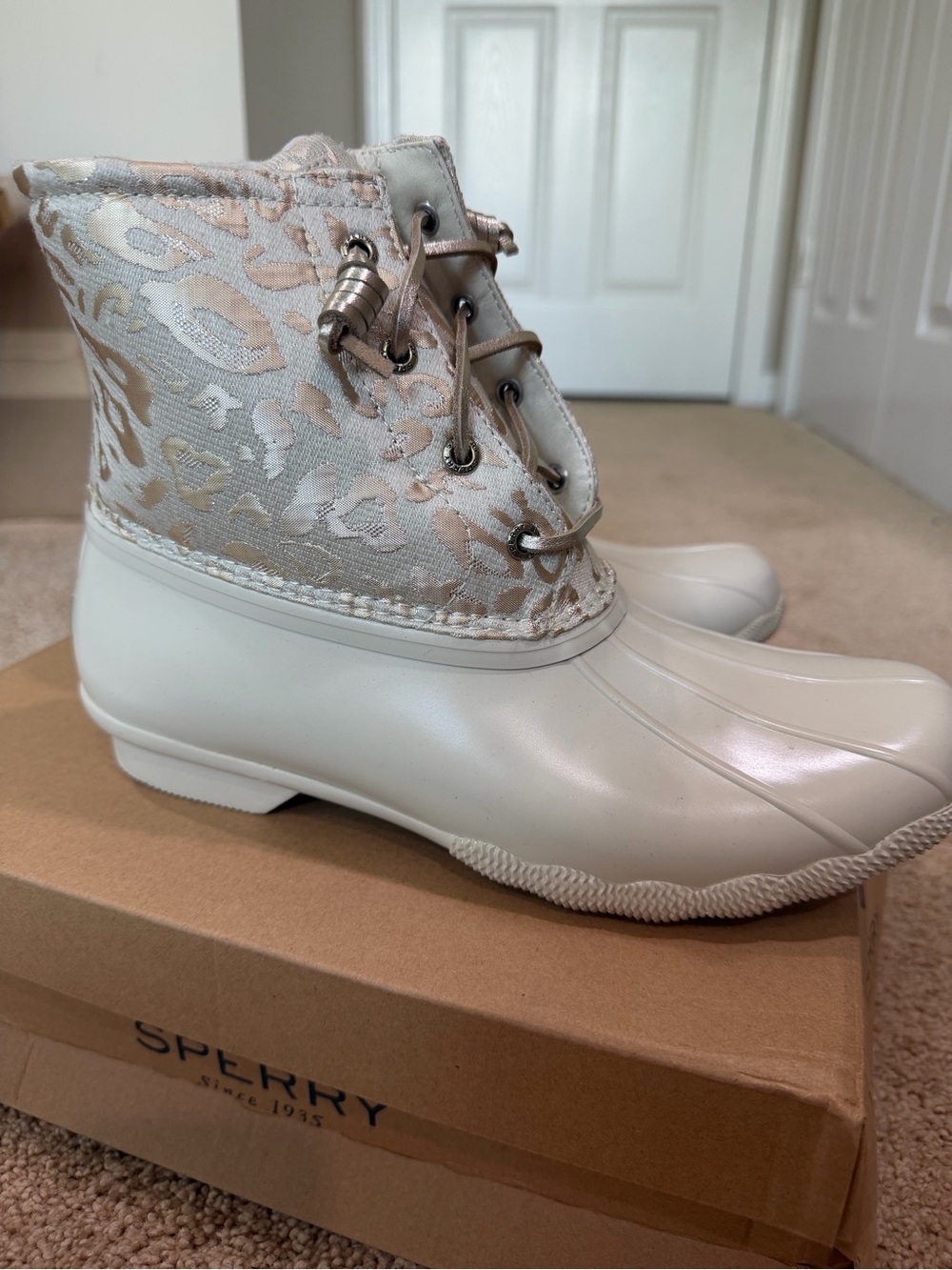 Sperry women’s Saltwater Leojac silver duck boots